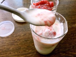 自制草莓酸奶,搅拌均匀即可享用