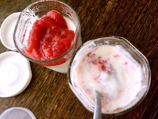 自制草莓酸奶,在酸奶里加入草莓果酱或草莓果粒