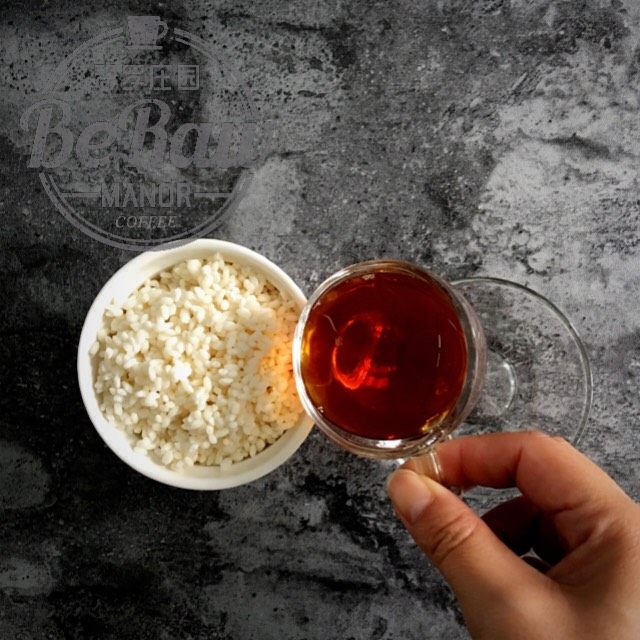 原创 | Word妈，这咖啡粽子How吃嘛！,制作咖啡米，将咖啡液倒入糯米使其充分浸泡；