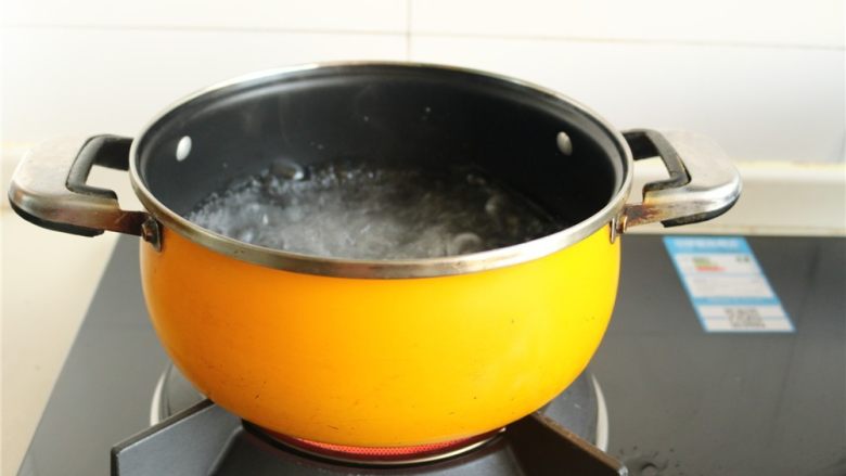 番茄罗勒意面,汤锅加水，烧开。