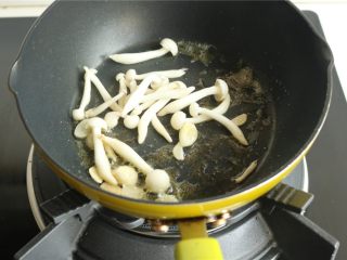 番茄罗勒意面,下入海鲜菇炒熟。