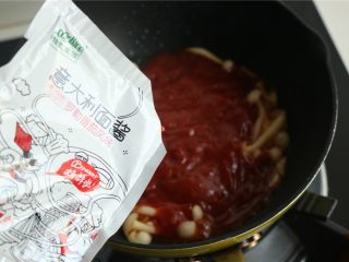 番茄罗勒意面,下入一包罗勒番茄意面酱。这一包是25克。
