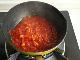 番茄罗勒意面,煮一会，会开始冒大泡，这时候继续煮1分钟就好了。