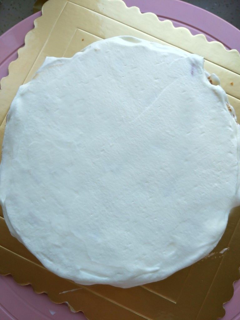 喜羊羊新手裱花蛋糕,在黄桃块上涂奶油，大致抹平