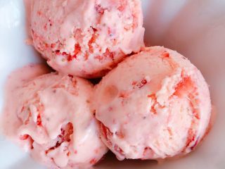 粉嫩的草莓冰激凌—无需烤箱系列,用取球器取好就可以吃啦，当然也可以直接抱着容器吃，更过瘾～吼吼