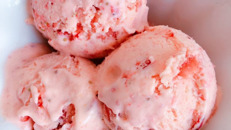 粉嫩的草莓冰激凌—无需烤箱系列,用取球器取好就可以吃啦，当然也可以直接抱着容器吃，更过瘾～吼吼