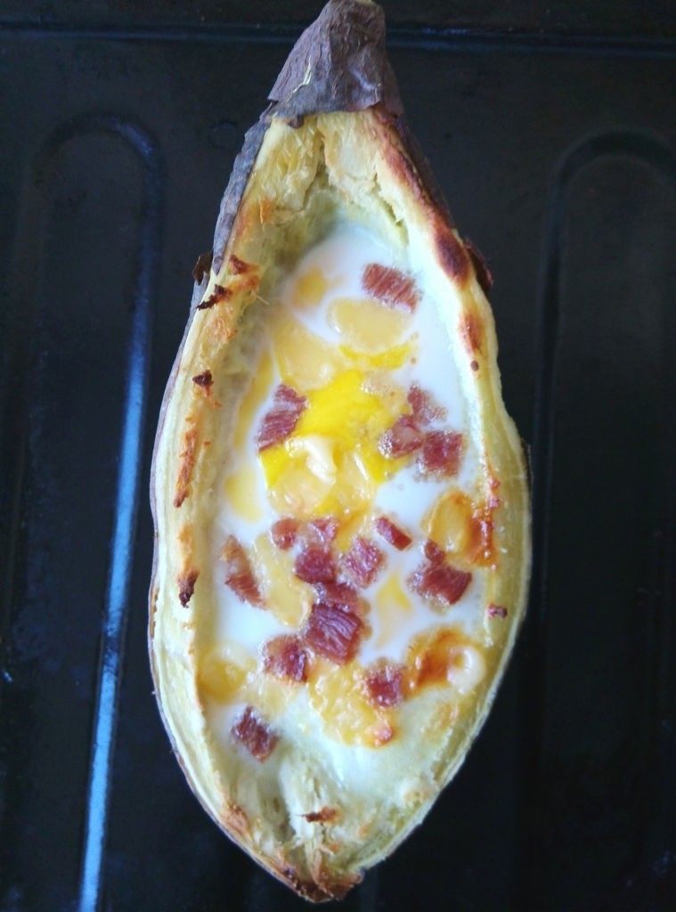 红薯奶酪焗蛋,从烤箱中取出，表面基本凝固，用手按一下蛋黄，有稍许流动的感觉，这样正好。