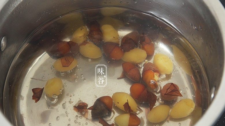 腐竹白果薏米糖水,白果肉放到锅里用水煮开4分钟。