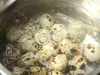 腐竹白果薏米糖水,鹌鹑蛋放到锅里用水煮开5分钟。