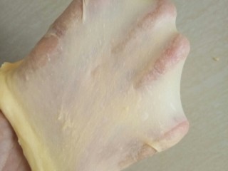 超软白米粥吐司,直至揉出光滑的手套膜即可。