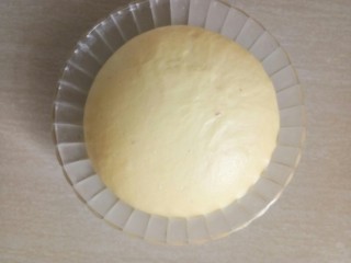 超软白米粥吐司,面团放入碗中盖上保鲜膜室温发酵两倍大。