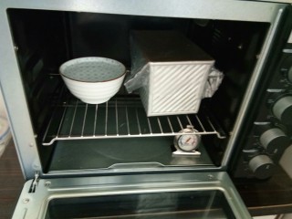 超软白米粥吐司,放入模具中送进烤箱旁边放一碗热水室温二次发酵。
