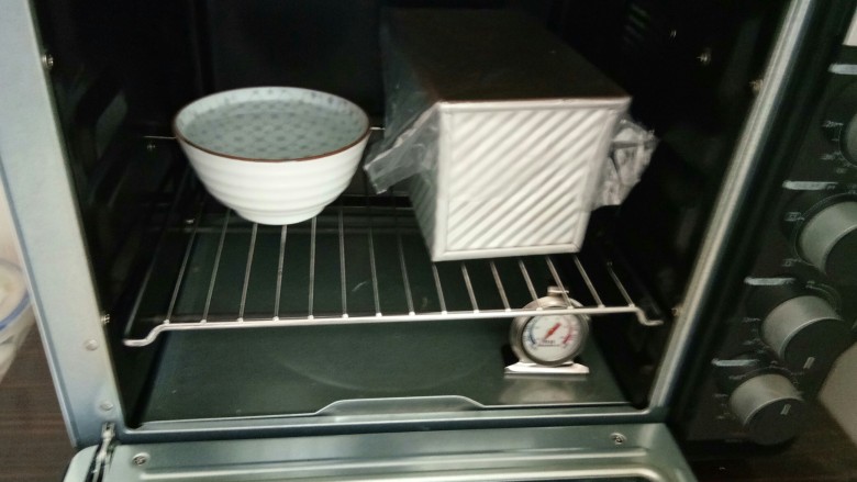 超软白米粥吐司,放入模具中送进烤箱旁边放一碗热水室温二次发酵。