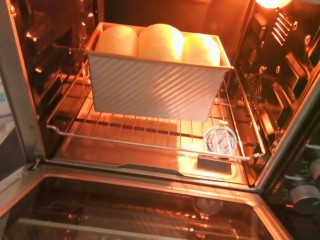 超软白米粥吐司,放进预热好的烤箱175度，下层，烤45分钟。