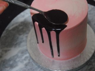 巧克力淋面蛋糕,用小勺子淋在蛋糕面上，让少许顺势滴落即可