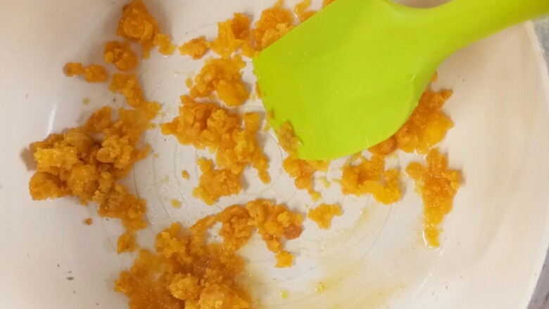 咸蛋黄焗南瓜,倒入咸蛋黄碎末。