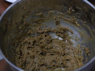 枣泥磅蛋糕,黄油室温软化后加入红糖打发至蓬发
