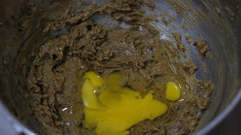 枣泥磅蛋糕,分两次加入鸡蛋液搅拌均匀后再加入下一次 加入枣泥稍微拌一下即可