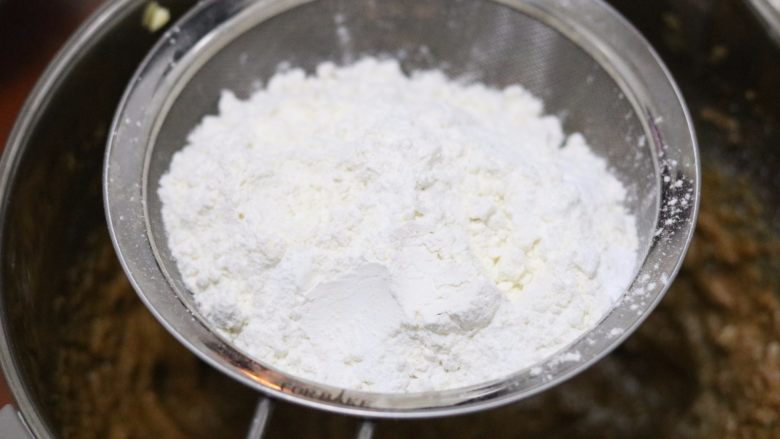 枣泥磅蛋糕,筛入低筋面粉和泡打粉
