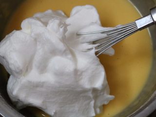 马斯卡彭芝士草莓卷,6.取3分之一的蛋白霜 放入蛋黄糊中切拌或者翻拌均匀后在倒回到蛋白霜中切拌或翻拌均匀