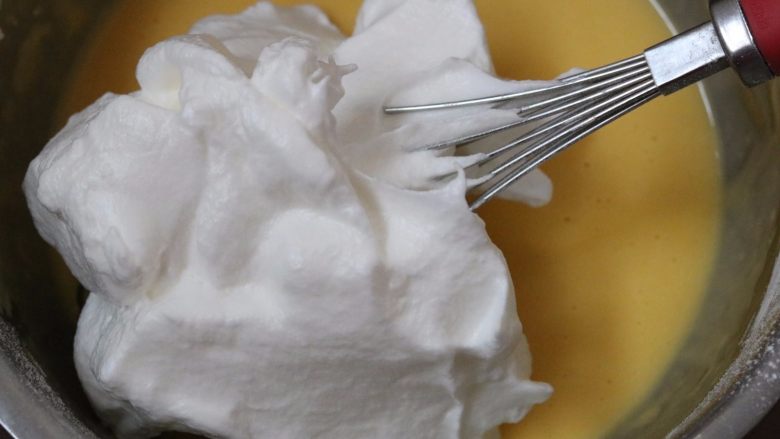 马斯卡彭芝士草莓卷,6.取3分之一的蛋白霜 放入蛋黄糊中切拌或者翻拌均匀后在倒回到蛋白霜中切拌或翻拌均匀