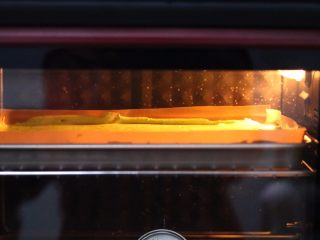 马斯卡彭芝士草莓卷,8.放入预热好的烤箱内180度20分钟 中层  取出放凉后 倒扣撕开油布 
