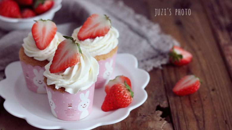 草莓纸杯蛋糕,9.打发好把两者混合均匀装入裱花袋 菊花嘴 装饰在蛋糕上 放上草莓即可