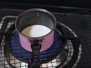 抹茶酸奶慕斯,3.牛奶加热
