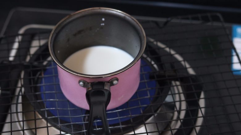 抹茶酸奶慕斯,3.牛奶加热
