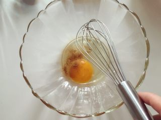 小芽营养早餐-法式吐司面包 ,将肉桂粉加入鸡蛋中搅打