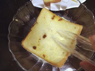 小芽营养早餐-法式吐司面包 ,将吐司面包双面裹上牛奶蛋液
（适当浸湿即可，不要裹太多，不然煎的时候面包容易黏糊）
