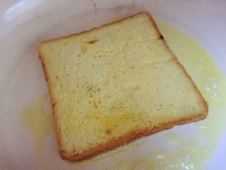 小芽营养早餐-法式吐司面包 ,将吐司每面煎2-3分钟，至吐司两面呈金黄色

