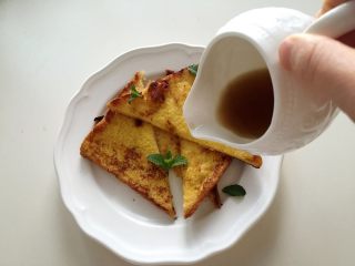 小芽营养早餐-法式吐司面包 ,佐以枫糖浆即可享用