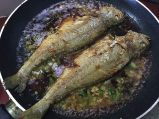 红烧黄花鱼,倒入混合好的调料和黄花鱼，盖盖煮至剩下少量汤汁