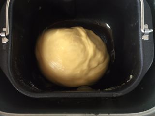 花朵豆沙面包,程序结束后，加入食用油也可以用黄油，继续启动一个程序15分钟，程序结束后，进行发酵；