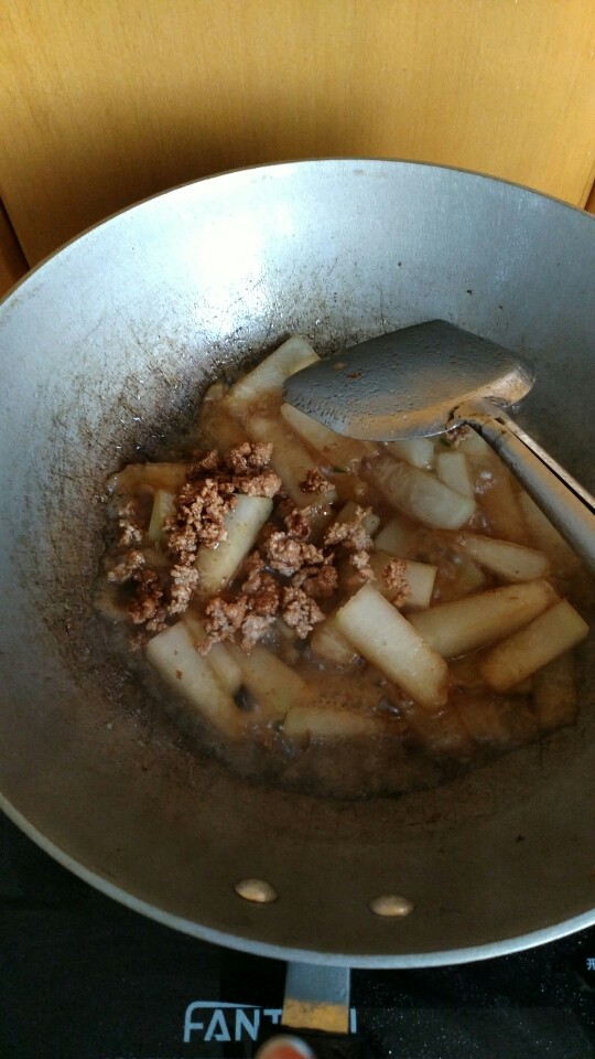 肉沫烧冬瓜,冬瓜差不多熟的时候把肉沫放进去，继续翻炒