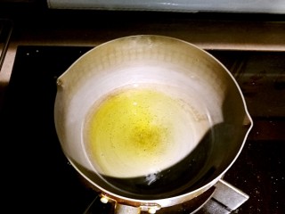 青酱意大利面,锅中加热橄榄油。