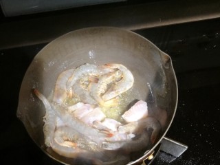 青酱意大利面,放入青虾和鱼块煎一下。