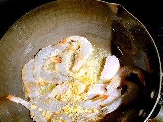 青酱意大利面,加入蒜蓉翻炒，再加入扇贝和蟹肉。好熟的后放。