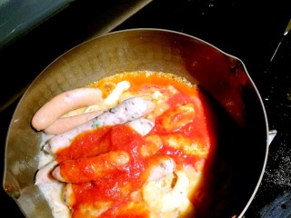 青酱意大利面,烧三两分钟后一会儿加入番茄蓉，番茄酱的话要少放。