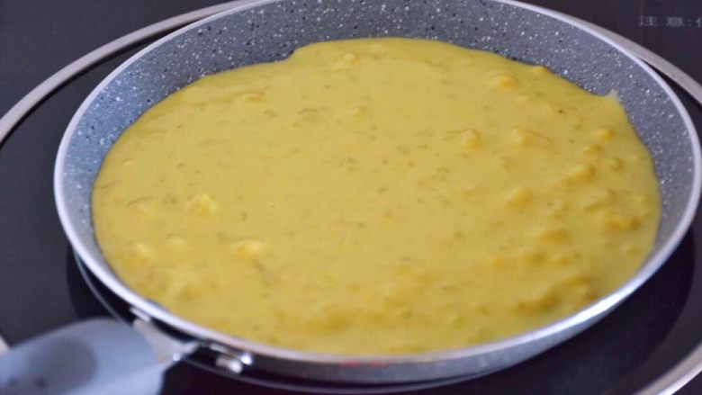 香蕉煎饼,面粉糊取一勺倒入平底锅内，平底锅先不要加热，晃动锅子，让面粉糊摊平成圆。