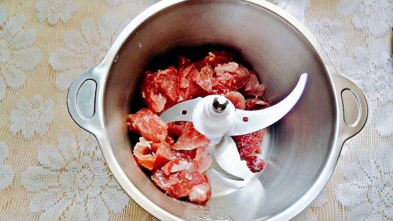 咖喱手打肉丸,瘦肉去到筋膜切大块放入搅拌机搅碎
