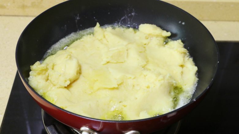 冰镇绿豆糕,黄油融化成液态后，倒入绿豆泥，小火翻炒至黄油全部被吸收