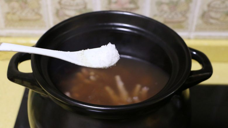 红枣花生凤爪汤,加入适量盐调味，继续煮5分钟即可关火