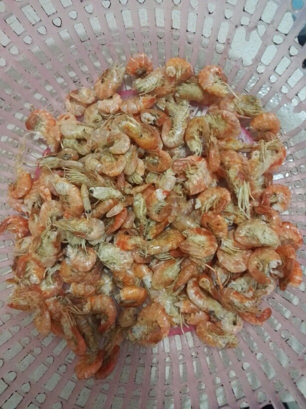 韭菜小河虾,因为这次的虾仔干比较大我把虾头摘了😃