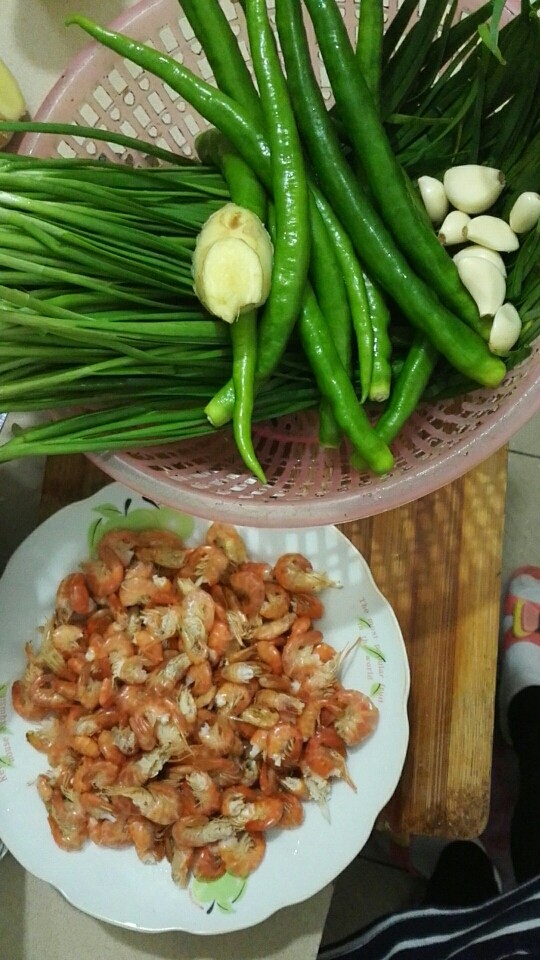 韭菜小河虾,准备食材后把配菜切碎