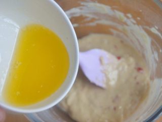草莓花开蛋糕,黄油隔水融化，倒入面糊。