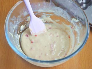 草莓花开蛋糕,取出冷藏好的面糊，此时的面糊是凝固的状态。（此时预热烤箱170度），在室温下回温至流动状。