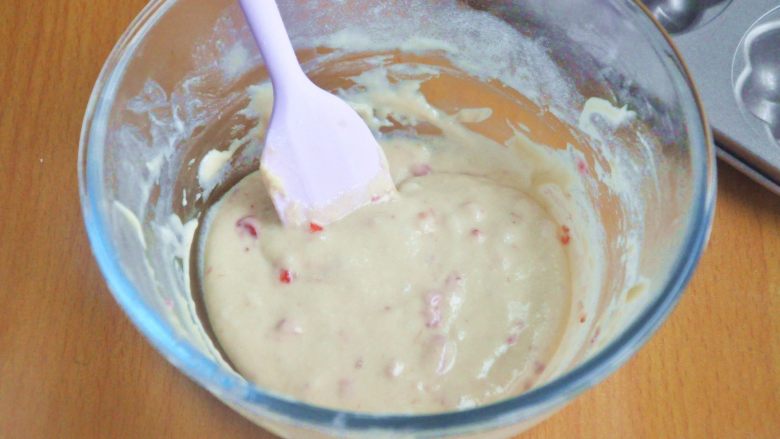 草莓花开蛋糕,取出冷藏好的面糊，此时的面糊是凝固的状态。（此时预热烤箱170度），在室温下回温至流动状。