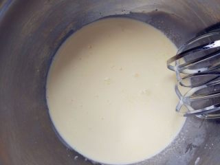 奶油木糠杯,冷藏好的淡奶油加细砂糖，用电动打蛋器低速打发